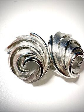 Gorgeous vintage Trifari silvertone clip earrings
